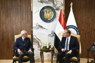 وزير البترول يتابع الموقف التنفيذي...