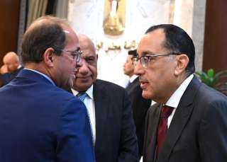 وزير المالية يستعرض تقريرا حول...