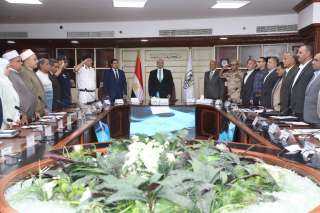محافظ بني سويف يستهل الاجتماع...