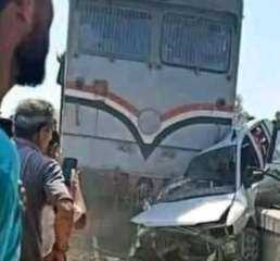 تصادم قطارين بسيارة تركها السائق...