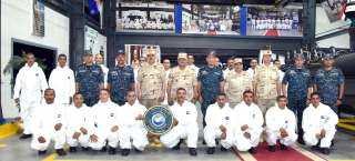 وزير الدفاع يلتقى بعدد من...