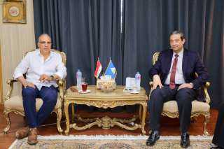 محافظ دمياط يستقبل وزير الموارد...