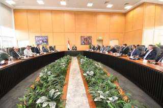 وزير الإسكان يلتقى رئيس وأعضاء...