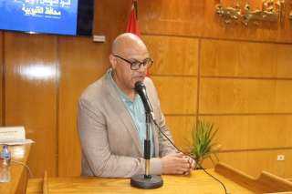محافظ القليوبية يعقد اجتماعًا مع...