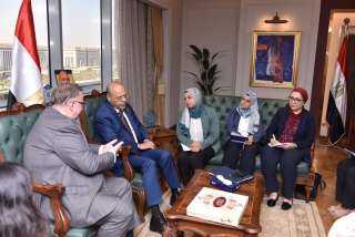 وزير العمل يلتقى مدير مكتب...