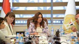 وزيرة التنمية المحلية تبحث مع...