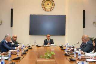 وزير الخارجية والهجرة يجتمع بقيادات...