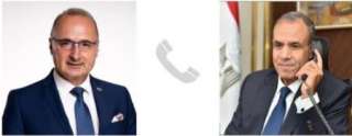 وزير الخارجية والهجرة يتلقى اتصالاً...