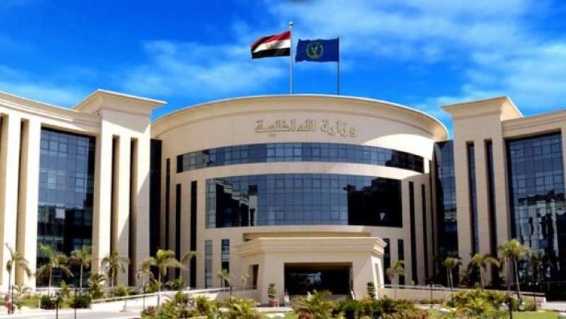 إدعاء القائم على إحدى المجموعات بقدرته على تسريب إمتحانات إحدى المراحل التعليمية