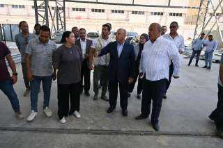 احد مستثمري المنطقة يستوقف وزير...