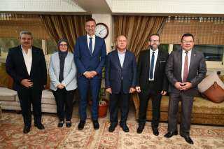 الوزير يبحث مع ممثلي شركة...
