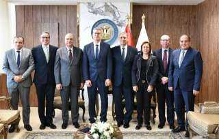 وزير البترول يوقع اتفاقيتين مع...