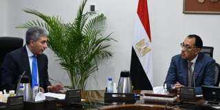 رئيس الوزراء يستعرض المسودة الأولى...