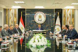 وزير الإنتاج الحربي يبحث مع...