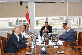 وزير الإسكان يتابع موقف أعمال...