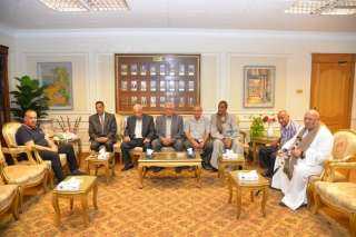 محافظ أسيوط يستقبل نقيب الزراعيين...
