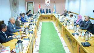 محافظ سوهاج: الاستعانة باستشاريين من...