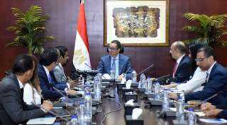 وزير الاستثمار يلتقي وفد مجموعة...