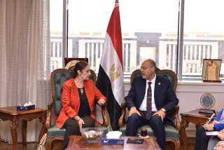 وزير العمل يلتقى السفيرة نائلة...