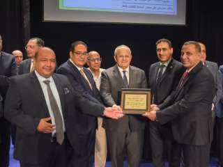 مجلس جامعة القاهرة يشيد بالاجماع...