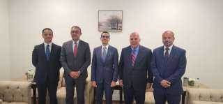 وزير الاستثمار يستعرض مع وفد...
