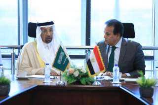 الدكتور خالد عبدالغفار يبحث مع...