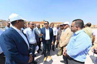 وزير الإسكان يتفقد موقف تنفيذ...
