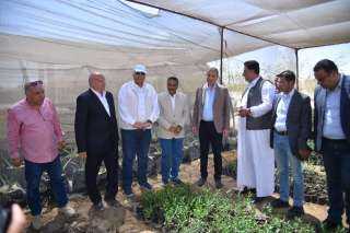 وزير الزراعة ومحافظ مطروح يوزعان...