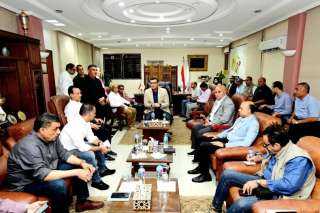 وزير الإسكان يعقد اجتماعا بمقر...