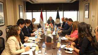 وزير  السياحة يبحث مع...