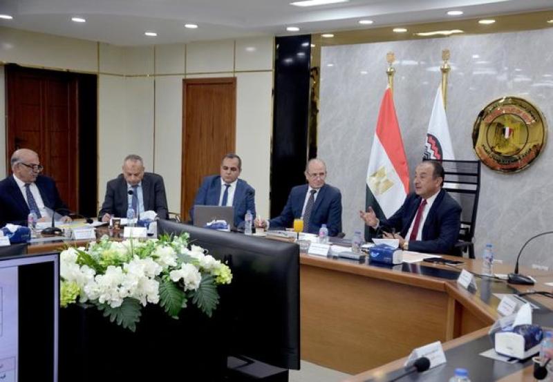 وزير قطاع الأعمال العام يعقد اجتماعا موسعا برؤساء شركات المقاولات والتطوير العقاري التابعة