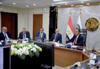 وزير قطاع الأعمال العام يعقد...