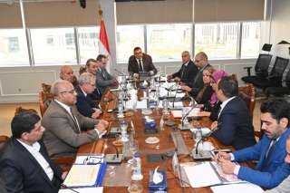 وزير الإسكان يتابع موقف طلبات...