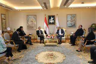 وزير الطيران المدني يستقبل السفير...