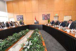 وزير الإسكان يستعرض موقف مشروعات...