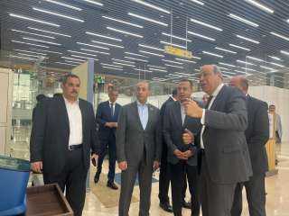 وزير الطيران المدني يجرى جولات...