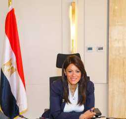 وزيرة التخطيط  تناقش مع...