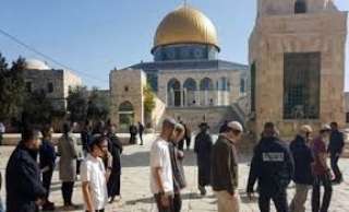 عشرات المستوطنون يقتحمون المسجد الأقصى...