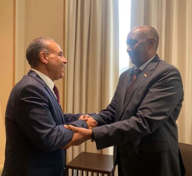 وزير الخارجية والهجرة والمصريين بالخارج يلتقي رئيس مجلس السيادة الانتقالي للسودان