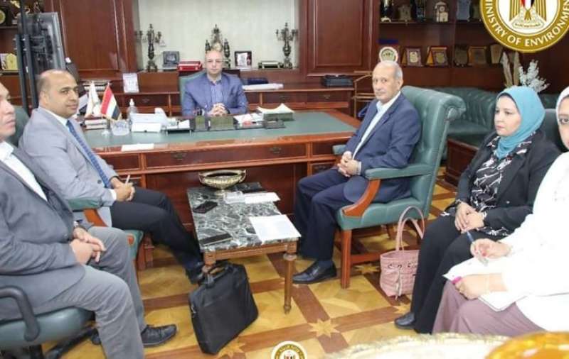 محافظ بني سويف ورئيس جهاز تنظيم ادارة المخلفات يناقشان سبل تعظيم أوجه التعاون