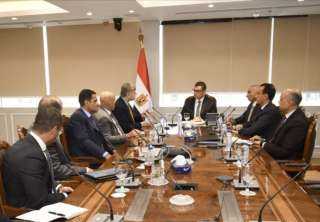 وزير الإسكان يتابع الموقف التنفيذى...