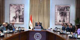 رئيس الوزراء يلتقي مسئولي مجموعة...