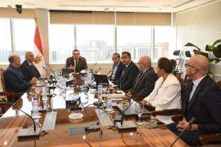 وزير الإسكان يستعرض الرؤى والمقترحات...