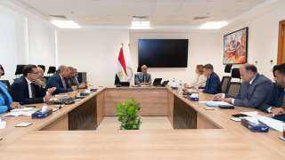 وزير الري يبحث مع مسئولى...