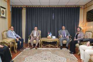 محافظ دمياط يلتقى ممثلى نقابة...