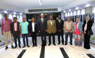 محافظ أسوان يستقبل وفد من...