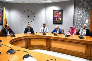 رئيس جامعة حلوان يعقد اجتماعاً...