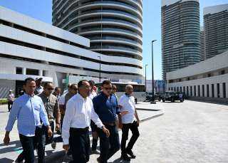 رئيس الوزراء يتفقد عددا من...