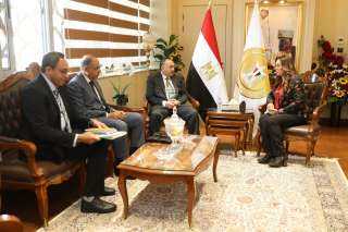 محافظ المنيا يستعرض الفرص الاستثمارية...