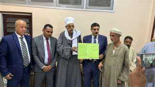 وزارة العمل تُسلم وثائق صرف...